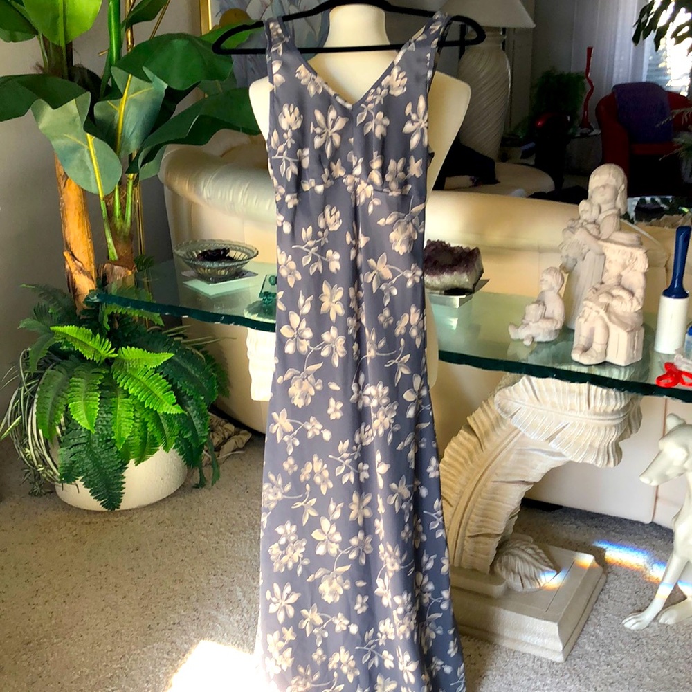 SZ 4 TRILOGY MAXI DRESS. GRAY- CREAM COLORED